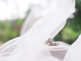 diamant verloving bruiloft ringen Aan bruids sluier. bruiloft accessoires. Valentijnsdag dag en bruiloft dag concept. foto