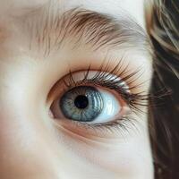 ai gegenereerd realistisch dichtbij omhoog schot mooi natuurlijk blauw kind oog met lang wimpers. ogen zijn de spiegel van de ziel foto