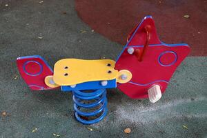 uitrusting voor spellen en sport- Aan de speelplaats in de stad park. foto