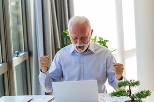 ouderen Mens gezeten Aan bankstel op zoek Bij laptop scherm schreeuw met vreugde voelt opgewonden gelukkig vieren loterij zege, Lucky moment, kreeg online kans, verkoop en kortingen e-commerce concept foto