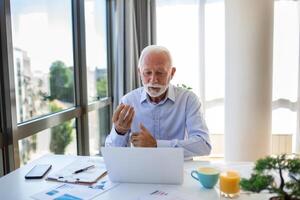 portret van knap senior bedrijf trainer hebben video telefoongesprek, pratend naar camera, uitleggen iets. webinar, video vergaderen, online vergadering concept foto