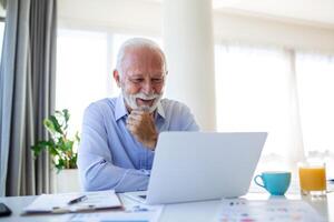 portret van knap senior bedrijf trainer hebben video telefoongesprek, pratend naar camera, uitleggen iets. webinar, video vergaderen, online vergadering concept foto