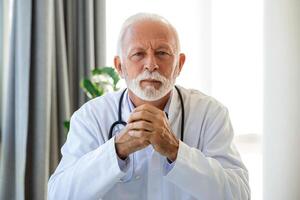 portret van senior volwassen Gezondheid zorg professioneel, dokter, met stethoscoop foto