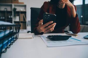 Aziatisch Dames zijn benadrukt terwijl werken Aan laptop, moe Aziatisch zakenvrouw met hoofdpijn Bij kantoor, gevoel ziek Bij werk, kopiëren ruimte foto