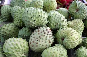 groenten, fruit en bessen zijn verkocht Bij de bazaar in tel aviv foto