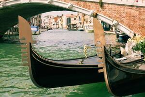 gondels in kanaal -symbool van Venetië ,Italië foto
