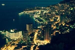 monte carlo met het oog op monaco 's nachts aan de cote d'azur foto