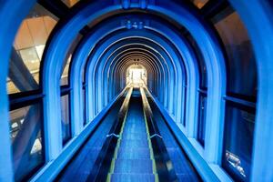 de blauw tunnel licht roltrap van umeda lucht gebouw, de een van toerist populair oriëntatiepunten in Osaka stad. foto