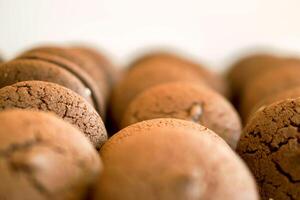 detailopname en Bijsnijden chocola belegd broodje koekjes Aan wit achtergrond in een bakkerij winkel. foto