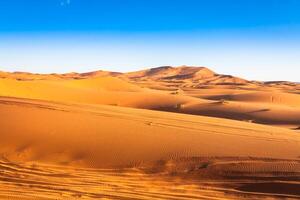 zandduinen in de Saharawoestijn, Merzouga, Marokko foto