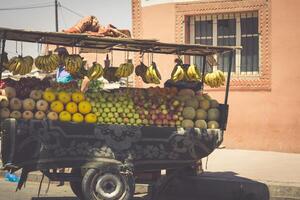 markt kraam met fruit Aan de aa el fna plein en markt plaats in van Marrakech medina kwartaal in Marokko foto