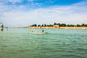 de Mens Aan de boot Venetië, Italië foto