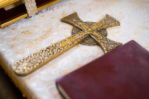 kerk accessoires voor de priester onderhoud zijn gemaakt van goud foto