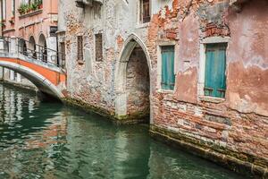 mooi visie Aan de Venetië stad in Italië met kanaal foto