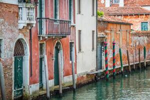 mooi visie Aan de Venetië stad in Italië met kanaal foto