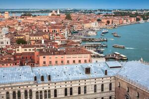 visie van Venetië stad van de top van de klok toren Bij de san marco vierkant, Italië foto
