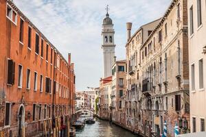 Venetiaanse gebouwen en boten langs kanaal groots, Venetië, Italië foto