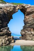 las catedrales strand in galicië, spanje. paradijsstrand in ribadeo, spanje foto