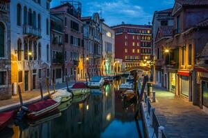 uitzicht op een kleine gracht in Venetië 's nachts foto