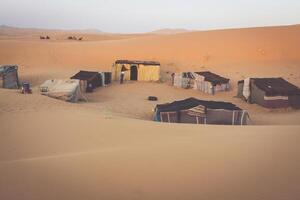 tent kamp voor toeristen in zand duinen van erg chebbi Bij ochtendgloren, Marokko foto
