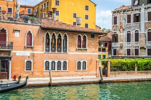 de huis Aan de kust van de kanaal - Venetië, Italië foto