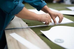 snijdend van stoffen besnoeiing in productie voor naaien kleren foto