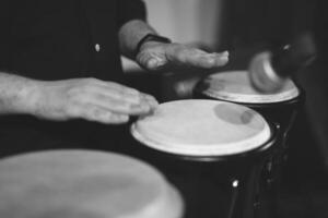 dichtbij omhoog van een drummers handen spelen een hand- trommel foto