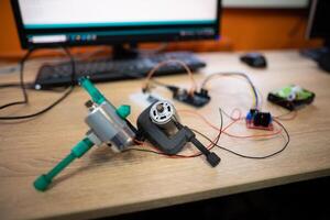 een ingenieur is verloofd in de ontwikkeling en lay-out van elektrisch circuits met een motor foto