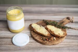 belegd broodje met boter Aan een houten bord voor ontbijt foto