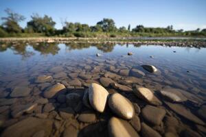 mooi berg rivier- detailopname van stenen in de water foto