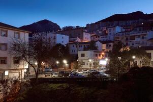 visie van middeleeuws Spaans stad vraagbaak in provincie van jaen in Andalusië, verlichte met straat lichten in de avond foto