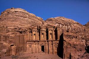 schoonheid van rotsen en oude architectuur in petra, Jordanië. oude tempel in petra, Jordanië. foto