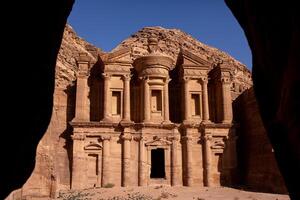 schoonheid van rotsen en oude architectuur in petra, Jordanië. oude tempel in petra, Jordanië. foto