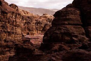 schoonheid van rotsen en oude architectuur in petra, Jordanië. oude tempel in petra, Jordanië. foto