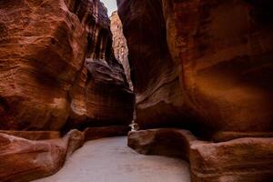 schoonheid van rotsen en oude architectuur in petra, Jordanië. oude tempel in petra, Jordanië. foto