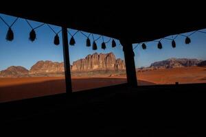 wadi rum woestijn in Jordanië. Aan de zonsondergang. panorama van mooi zand patroon Aan de duin. woestijn landschap in Jordanië. foto