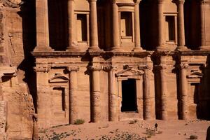 schoonheid van rotsen en oude architectuur in petra, Jordanië. oude tempel in petra, Jordanië. foto