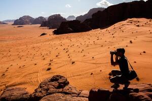 wadi rum woestijn in Jordanië. Aan de zonsondergang. panorama van mooi zand patroon Aan de duin. woestijn landschap in Jordanië. foto