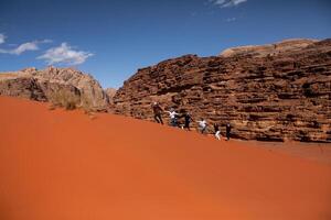 wadi rum woestijn in Jordanië. Aan de zonsondergang. panorama van mooi zand patroon Aan de duin. woestijn landschap in Jordanië. foto