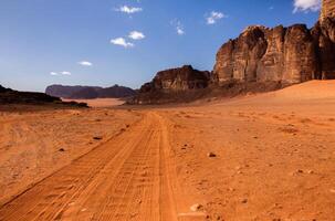 wadi rum woestijn in Jordanië. Aan de zonsondergang. panorama van mooi zand patroon Aan de duin. woestijn landschap in Jordanië. foto