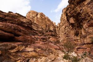 schoonheid van rotsen en oude architectuur in petra, Jordanië. oude tempel in petra, Jordanië. foto