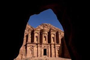 schoonheid van rotsen en oude architectuur in petra, Jordanië. oude tempel in petra, Jordanië. foto