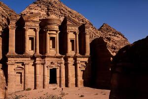 schoonheid van rotsen en oude architectuur in petra, Jordanië. oude tempel in petra, Jordanië. foto