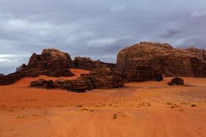 wadi rum woestijn in Jordanië. Aan de zonsondergang. panorama van mooi zand patroon Aan de duin. woestijn landschap in Jordanië. foto