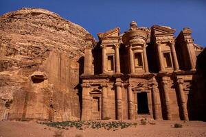 schoonheid van rotsen en oude architectuur in petra, Jordanië. oude tempel in petra, Jordanië. foto