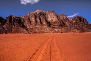 wadi rum woestijn in Jordanië. Aan de zonsondergang. panorama van mooi zand patroon Aan de duin. woestijn landschap in Jordanië. foto