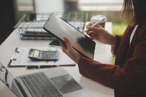 schot van een Aziatisch jong bedrijf vrouw werken Aan laptop in haar werkstation. foto