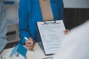 echt landgoed middel en klant ondertekening contract naar kopen huis, verzekering of lening echt landgoed.huur een huis, krijg verzekering of lening echt landgoed of eigendom. foto