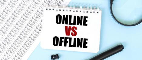 wit kladblok en vergrootglas Aan de financieel documentatie. tekst online vs offline. bedrijf concept foto