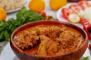 genieten de voortreffelijk lam of rundvlees kerrie rendang, klaar naar worden genoten Aan eid al-adha, vastleggen de essence van viering in een perfect foto, presentatie van culinaire meesterschap en feestelijk toegeeflijkheid foto